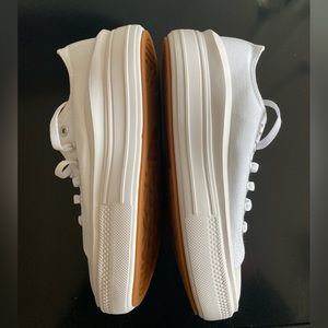 NWOT Chuck Taylor All Star Move Platform Canvas. All White. Size 8.5.